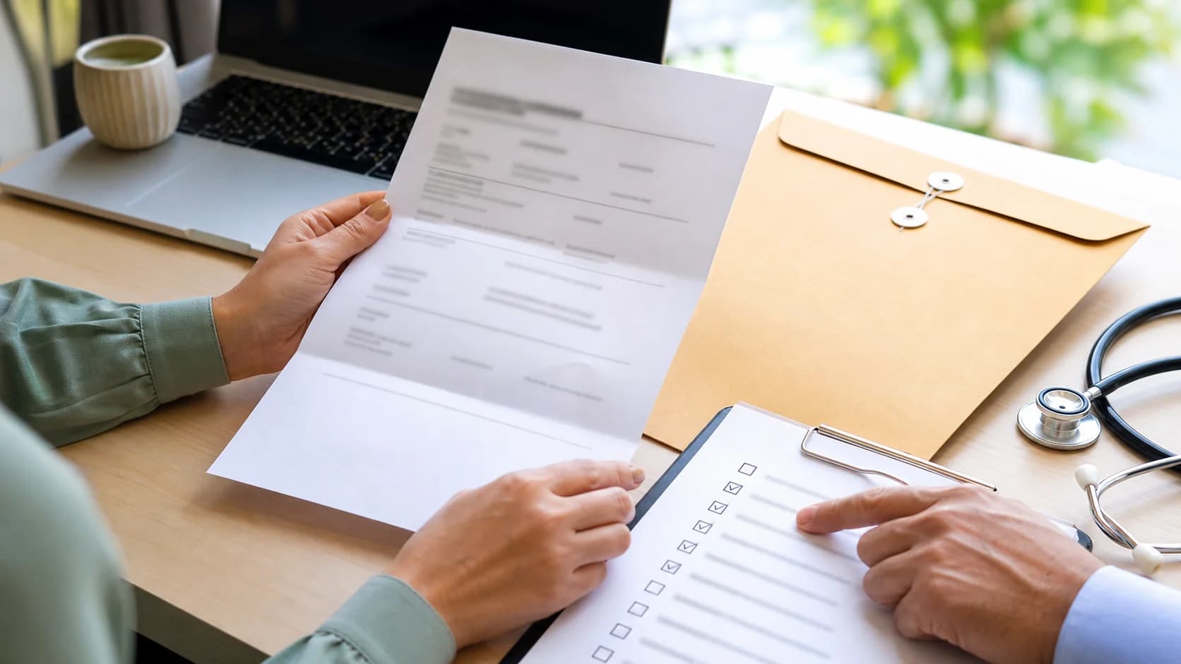 Profissional de RH analisando atestado médico com checklist, sem dados pessoais visíveis